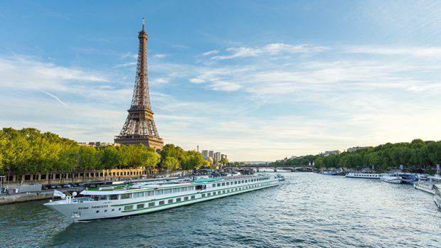 Du thuyền trên sông Seine ngắm cảnh thành phố tuyệt đẹp