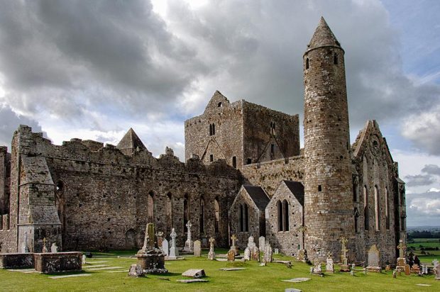 Lâu đài Rock Of Cashel bằng đá nổi tiếng ở Ireland