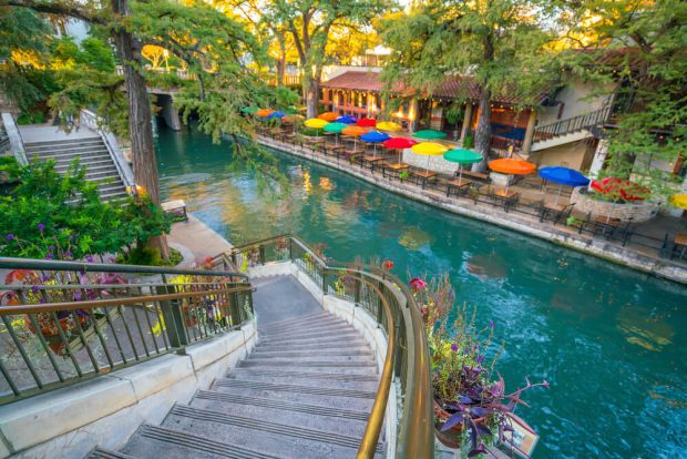 San Antonio River Walk - nơi dạo phố mát mẻ ở Texas